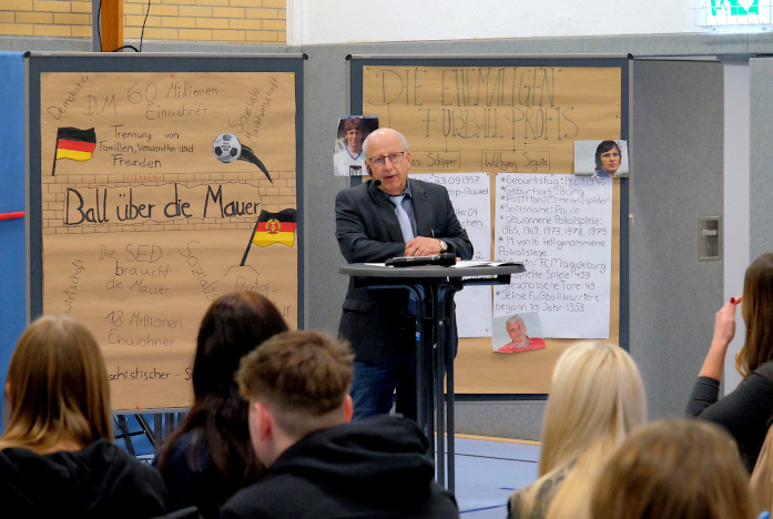 Foto des Monats November 2024 Fußball ein Politikum 